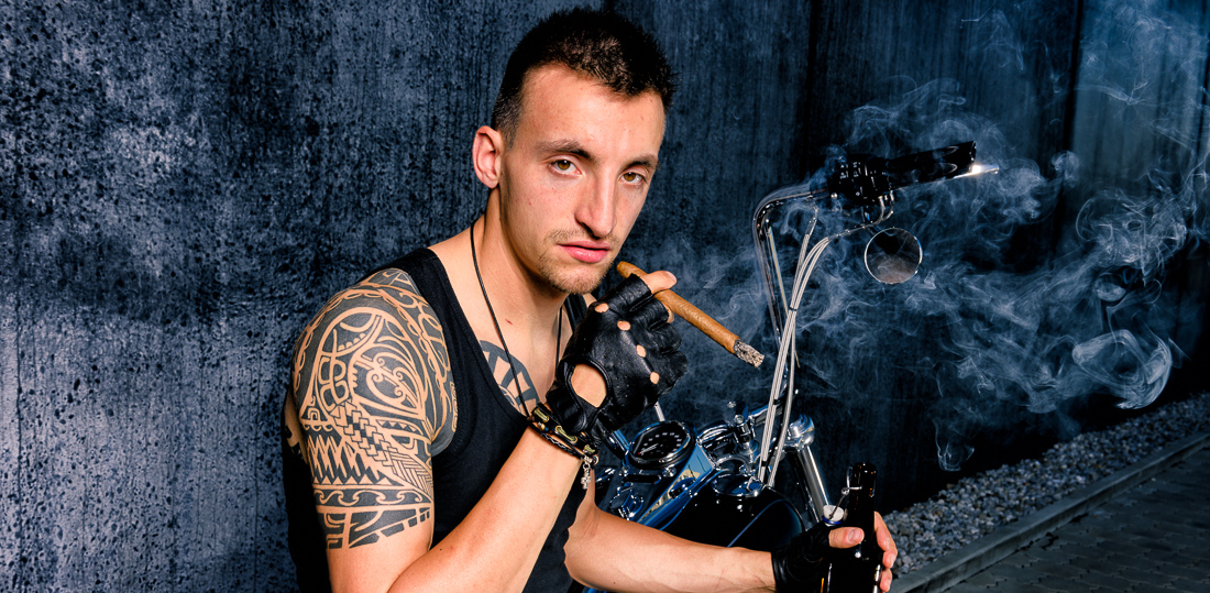 Portrait Outdoor Fotoshooting Mann mit Zigarre